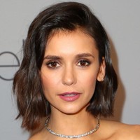 Kelemahan dari blunt cut adalah, jika di sebelah sisi panjangnya tidak sama dengan sisi yang lain, tidak banyak cara yang dapat digunakan agar memberikan sentuhan unik. Namun Nina Dobrev menambahkan poni agar terlihat lebih seimbang. Foto: Getty Images