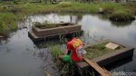 Ketika Bocah Asyik Memancing di Kuburan