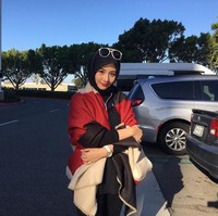 Novita Hardiny merupakan istri Wakil Bupati Trenggalek, Mochamad Nur Arifin. Sebelum menikah, Novita pernah menjajaki dunia modeling. Kini ia menjadi primadona warga Trenggalek dan disibukan oleh kegiatan sosial bersama Arumi Bachsin, istri Bupati Trenggalek. Foto: Instagram