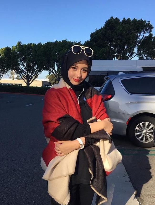 Novita Hardiny merupakan istri Wakil Bupati Trenggalek, Mochamad Nur Arifin. Sebelum menikah, Novita pernah menjajaki dunia modeling. Kini ia menjadi primadona warga Trenggalek dan disibukan oleh kegiatan sosial bersama Arumi Bachsin, istri Bupati Trenggalek. Foto: Instagram