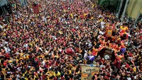 Prosesi keagamaan melibatkan arak-arakan patung Yesus memanggul salib, atau yang disebut Black Nazarene, digelar pada Selasa (9/1) waktu setempat dengan diikuti 3,5 juta jemaat Katolik di Manila. Foto: REUTERS/Romeo Ranoco