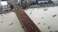 Lautan manusia memenuhi sejumlah ruas jalanan Manila yang menjadi rute arak-arakan Black Nazarene. Foto: REUTERS/Erik De Castro