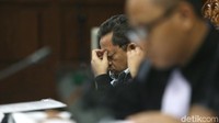 Rochmadi didakwa melanggar Pasal 12 ayat 1 huruf a dan huruf b UU Nomor 31 Tahun 1999 sebagaimana diubah dengan UU Nomor 20 Tahun 2001 tentang Pemberantasan Tindak Pidana Korupsi juncto Pasal 64 KUHP juncto Pasal 55 ayat 1 ke-1 KUHP.