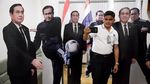 Ketika Sosok PM Thailand Berubah Jadi Replika Karton