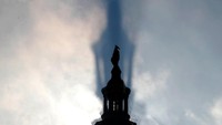 Bayang-bayang ini membuat US Capitol terlihat lebih besar (Foto: REUTERS/Kevin Lamarque)