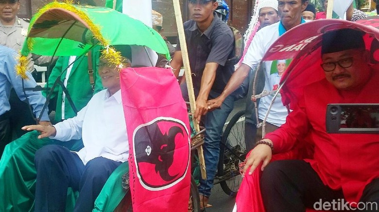 Duo Wakil di Bondowoso Daftar Pilbup ke KPUD Naik Becak Duo Wakil di Bondowoso Daftar Pilbup ke KPUD Naik Becak