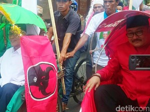 Duo Wakil di Bondowoso Daftar Pilbup ke KPUD Naik Becak