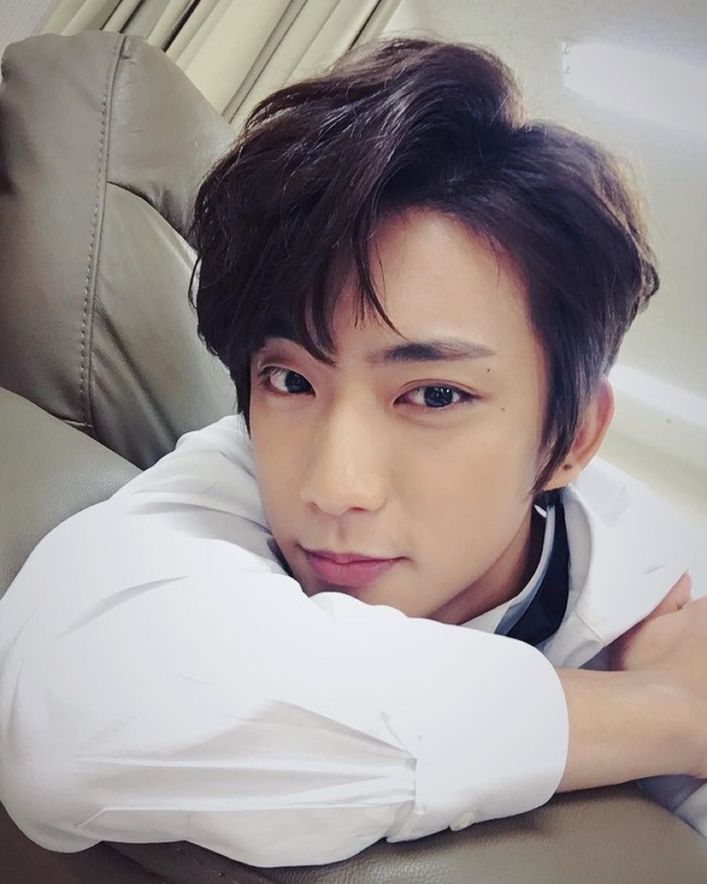 Selanjutnya ada Gongchan dari boyband B1A4 yang dinilai berwajah sempurna. Gongchan memang memikat para fans dengan senyumnya yang menawan. Foto: Instagram