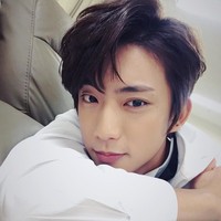 Selanjutnya ada Gongchan dari boyband B1A4 yang dinilai berwajah sempurna. Gongchan memang memikat para fans dengan senyumnya yang menawan. Foto: Instagram