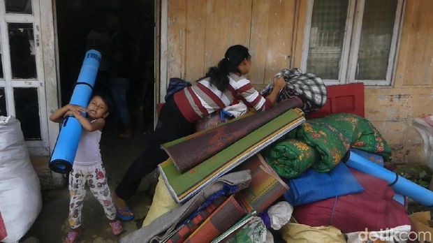 Jumlah warga mengungsi bertambah. 