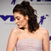Kalau rambut kalian keriting alami seperti Lorde, potongan ini sangat sempurna untuk tampil stylish. Foto: Getty Images