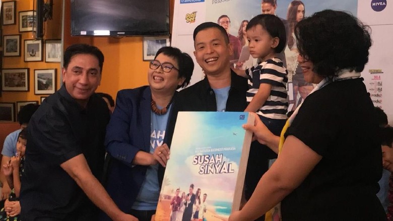 Alasan Ernest Prakasa Gandeng Ika Natassa Jadi Penulis Novel Susah Sinyal Alasan Ernest Prakasa Gandeng Ika Natassa Jadi Penulis Novel Susah Sinyal