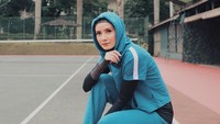 Mohammad Tria Ramadhani atau yang disapa Tria sang vokalis The Changcuters memiliki istri yang berparas cantik dan bertubuh ramping. Ialah Dhatu Rembulan. Wanita berhijab ini juga gemar berolahraga secara rutin demi kesehatan tubuhnya. (Foto: Instagram/@dhaturembulan)