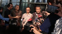 Deputi Bidang Pencegahan Komisi Pemberantasan Korupsi (KPK) Pahala Nainggolan (kanan) beserta Ketua Badan Pengelolaan Keuangan Haji (BPKH) Yuslam Fauzi (tengah) dan Dirjen Urusan Haji Anggito Abimanyu (kiri) memberikan keterangan pers usai pertemuan.