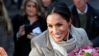 Ekspresi ini terlihat saat Markle dan Harry keluar dari gedung usai menghadiri acara di stasiun radio Reprezent FM, in Brixton, London.