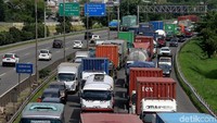 Aktivitas proyek membuat penyempitan jalan yang menyebabkan kemacetan.