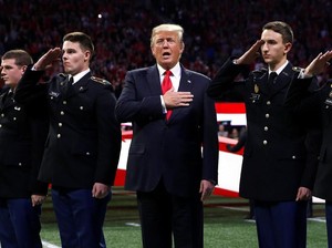 Tak Nyanyikan Lagu Kebangsaan AS Secara Utuh, Trump Lupa Lirik?