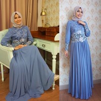 Gaya hijab anggun ala Anisa Rahma memakai dress biru dengan kerumitan detail di dada. Padu padan dengan gaya jilbab Turki yang simpel semakin mempercantik penampilannya. Foto: Dok. Instagram @anisarahma_12