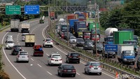 Kemacetan sejumlah kendaraan tampak mengular.