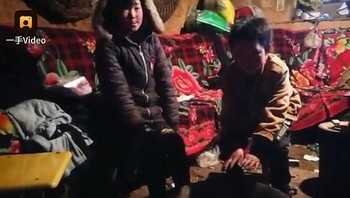 Saat bersama kakaknya di rumah yang sederhana. Aku menangis membaca ini. Semoga bocah kecil ini mendapatkan hal-hal terbaik dalam hidupnya. Semoga dia menjadi orang dewasa yang sukses dan bahagia, tulis sebuah komentar online. Foto: Peoples Daily