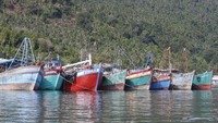 Menteri Susi pada (29/10/2017) menenggelamkan 17 kapal yang telah divonis melanggar aturan yang berlaku di Indonesia. Lokasi penenggelaman adalah Natuna dan Terempa yang masuk wilayah Kepulauan Riau. Dok. Humas Kementerian Kelautan dan Perikanan.