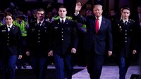 Saat menghadiri upacara pembukaan pertandingan futbol antar kampus di Atlanta, Georgia, Senin (8/1) waktu setempat, Trump terlihat tidak menyanyikan lagu kebangsaan AS The Star-Spangled Banner secara lengkap di hadapan puluhan ribu orang. Foto: REUTERS/Jonathan Ernst