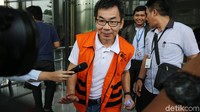 Tersangka korupsi pembangunan infrastruktur di Kabupaten Batu Bara, Sumatera Utara, Sujendi Tarsono meninggalkan gedung KPK, Jakarta, Rabu (10/1/2018).