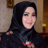 Sherrin Tharia merupakan istri Gubernur Jambi Zumi Zola. Semenjak Sherrin dilantik menjadi ketua [Dekranasda] Provinsi Jambi, dia berusaha membuat budaya daerah yang dipimpin suaminya makin dikenal. Pada ajang Indonesia Fashion Week 2017 kemarin, Sherrin membawa batik Jambi ke panggung catwalk, bekerjasama dengan desainer Barli Asmara. Foto: Instagram