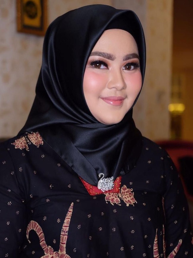 Sherrin Tharia merupakan istri Gubernur Jambi Zumi Zola. Semenjak Sherrin dilantik menjadi ketua [Dekranasda] Provinsi Jambi, dia berusaha membuat budaya daerah yang dipimpin suaminya makin dikenal. Pada ajang Indonesia Fashion Week 2017 kemarin, Sherrin membawa batik Jambi ke panggung catwalk, bekerjasama dengan desainer Barli Asmara. Foto: Instagram