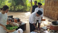 Raisa udah cocok belum jadi ibu rumah tangga? Dirinya tampak membawa keranjang berisi sayuran dengan rambut yang dicepol. Foto: Instagramhamishdw
