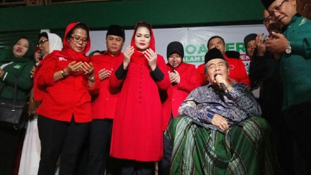 Sebelum ke KPU Jatim, Gus Ipul-Puti Minta Doa Para Kiai