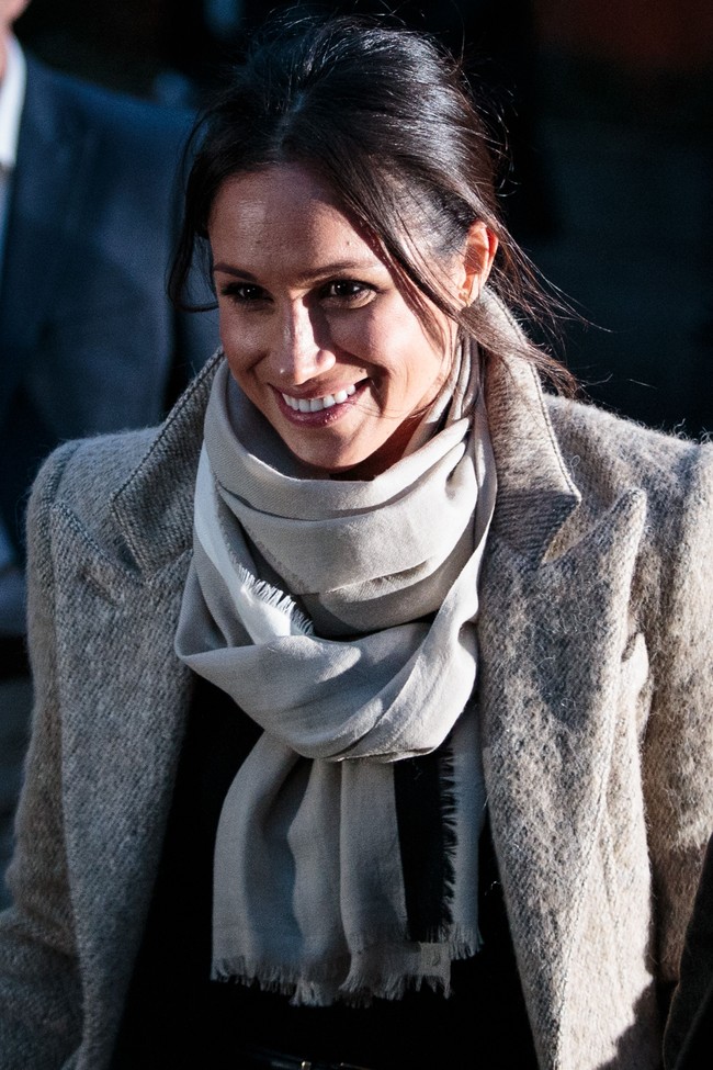 Namun, hal lain yang mencuri perhatian adalah rambut Meghan Markle. Alih-alih ditata rapih, rambut hitam bintang The Suits itu dikuncir sederhana sehingga meninggalkan kesan berantakan. Foto: Getty Images