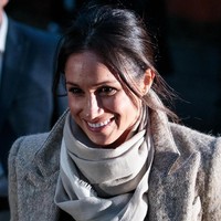 Namun, hal lain yang mencuri perhatian adalah rambut Meghan Markle. Alih-alih ditata rapih, rambut hitam bintang The Suits itu dikuncir sederhana sehingga meninggalkan kesan berantakan. Foto: Getty Images
