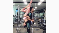 Di tempat gym, Irish aktif melakukan kegiatan acro yoga bersama personal trainernya. Foto: Instagram/@_irishbella_