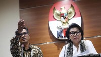 Pada Rabu (10/1/2018), KPK resmi mengumumkan Fredrich dan dr Bimanesh sebagai tersangka karena menghalangi proses penyidikan terhadap Setya Novanto. Fredrich diduga memanipulasi data medis Novanto untuk menghindari panggilan KPK. Selain itu, Bimanesh juga diduga bekerja sama dengan Fredrich. (Foto: Lamhot Aritonang)