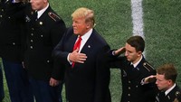 Bagian lirik lainnya sama sekali tidak dinyanyikan Trump. Apakah Trump lupa atau memang sengaja tidak menyanyikan seluruh lirik lagu kebangsaan AS, tengah menjadi perdebatan publik. Foto: Mark J. Rebilas-USA TODAY Sports