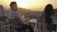 Raisa dan Hamish Daud sedang menikmati sunrise di Aman-I-Khas. Sungguh liburan yang kembali ke alam ya (Instagram/hamishdw)