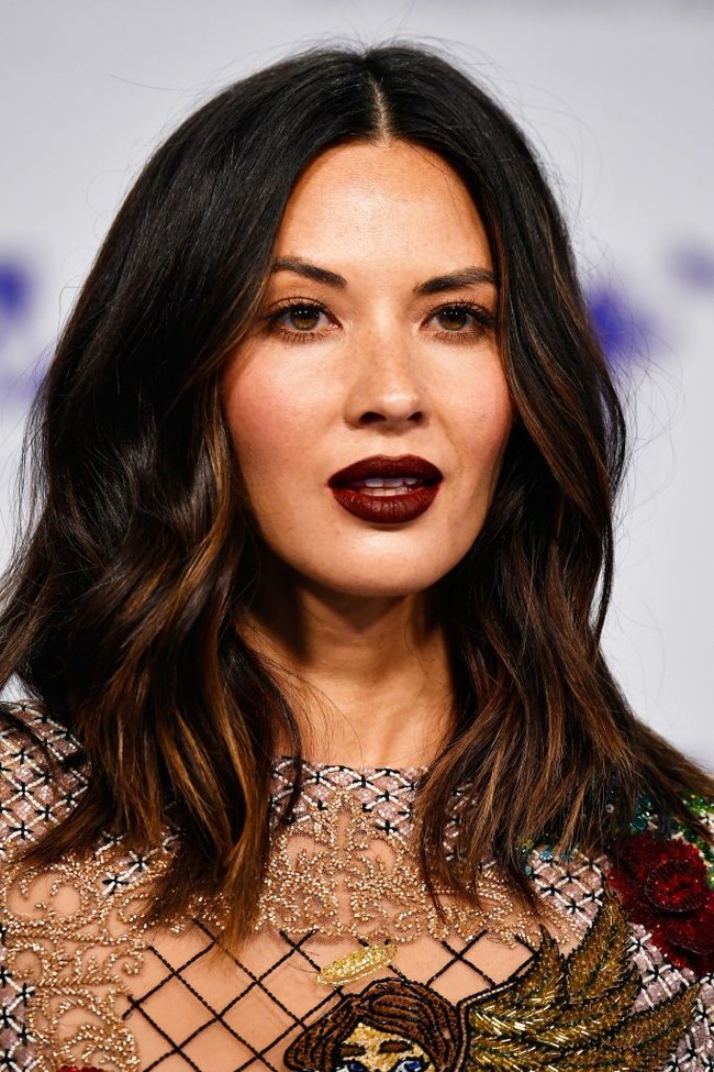 Blunt cut sangat cocok untuk wajah bulat, karena akan membuat rambut lebih bervolume sehingga menyamarkan bagian pipi. Lihat saja betapa kerennya gaya Olivia Munn ini. Foto: Getty Images
