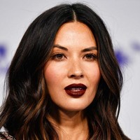 Blunt cut sangat cocok untuk wajah bulat, karena akan membuat rambut lebih bervolume sehingga menyamarkan bagian pipi. Lihat saja betapa kerennya gaya Olivia Munn ini. Foto: Getty Images