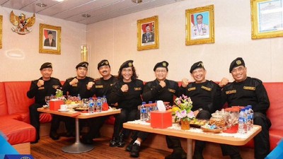 Kompak! Pose Menteri Jokowi Terima Brevet Kehormatan di Kapal Selam