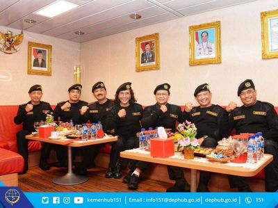 Kompak! Pose Menteri Jokowi Terima Brevet Kehormatan di Kapal Selam