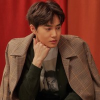 Boyband EXO punya beberapa member visual. Salah satunya adalah Suho EXO. Leader EXO itu memang sudah sering disebut dokter sebagai pemilik wajah dengan golden ratio. Foto: Instagram