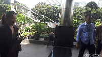 Dwina tampak membawa kopi, sama seperti ketika dia pertama kali diperiksa KPK.
