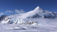 Menariknya, saat di musim panas itulah matahari tidak tenggelam di Kutub Selatan. Artinya jika mendaki Vinson Massif, maka bakal merasakan cahaya matahari selama nyaris 24 jam (Linden Mallory/RMI Expeditions)