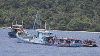 Susi memimpin langsung proses penenggelaman. Proses penenggelaman tanpa dibakar itu memakan waktu 1 hingga 1,5 jam. Dok. Humas Kementerian Kelautan dan Perikanan.