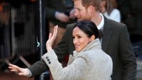 Markle tak segan-segan menyapa warga yang telah menunggu dengan melambaikan tangan ke arah mereka. 