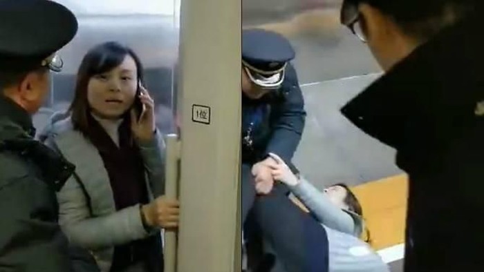 Wanita China Ini Halangi Keberangkatan Kereta Cepat Demi Suami