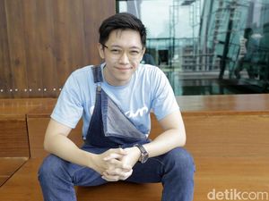 Tak Kaget Ada Gempa, Brandon Salim Malah Asyik Cek Media Sosial