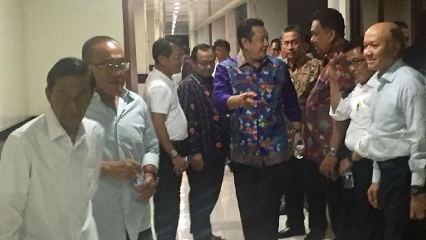 Ical dan Bamsoet Jenguk Akom yang Baru Selesai Dioperasi di RSPAD