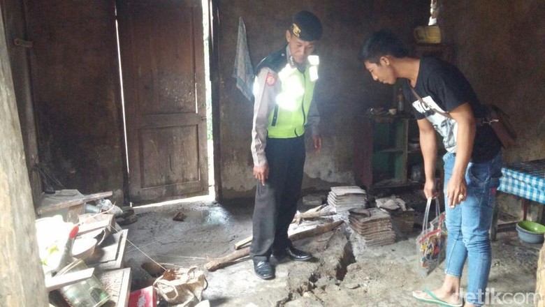 Tanah Gerak Rusak Rumah di Trenggalek, Warga Pilih Mengungsi Tanah Gerak Rusak Rumah di Trenggalek, Warga Pilih Mengungsi